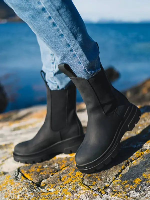 Dame i boots