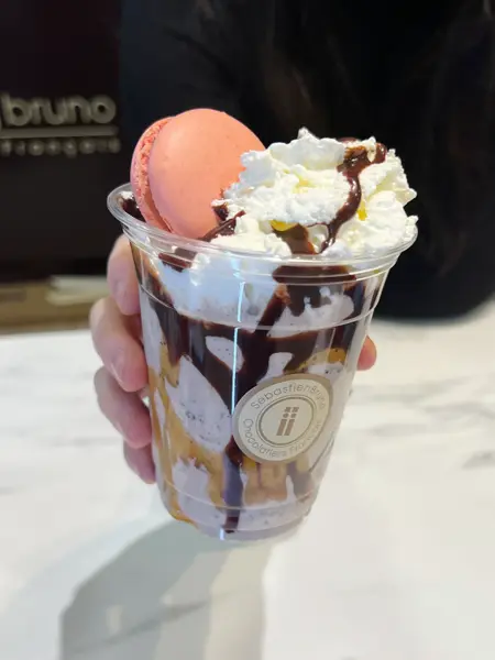 Noen som holder en milkshake