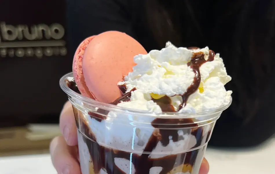 Noen som holder en milkshake