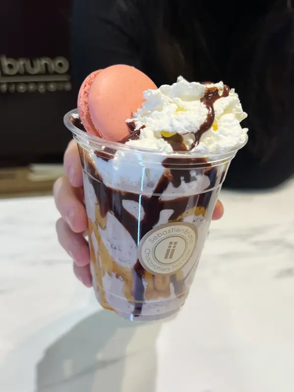 Noen som holder en milkshake