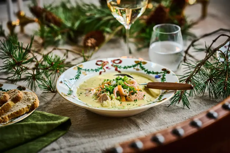 Foto: Tom Haga
FRA BRØDRENE PEDERSEN: STJERNERIFLET JULESERVISE
fra Royal Copenhagen. Dyp tallerken 549 kr.

SPISESKJ FRA SKAUGUM, 299 kr.
LINDUK FRA LOVELY LINEN, fra 1249 kr.