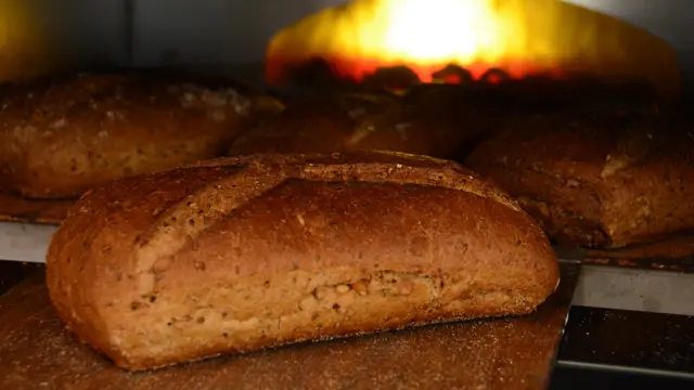 Brød foran en steinovn