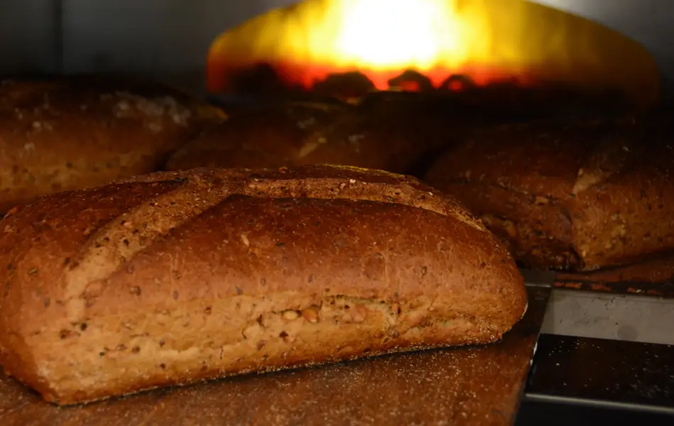 Brød foran en steinovn