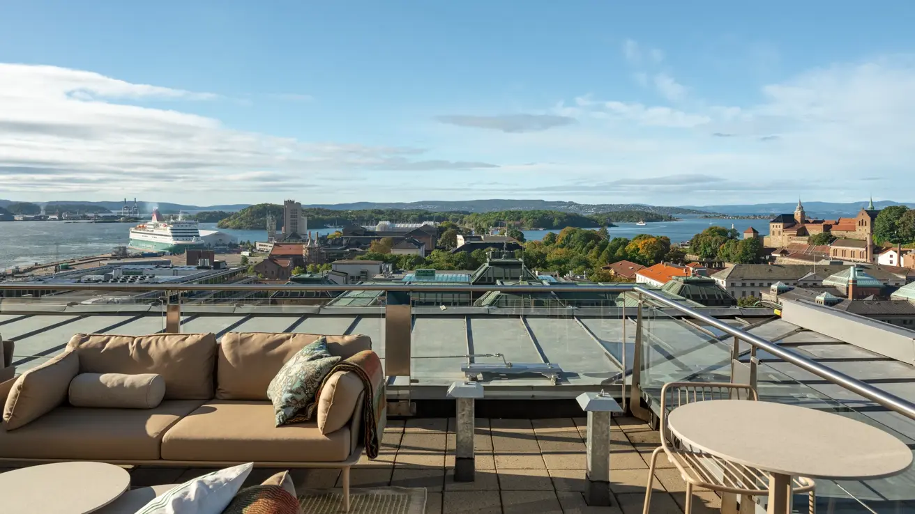 Terrasse med sitteplasser og utsikt over Oslo i fint vær