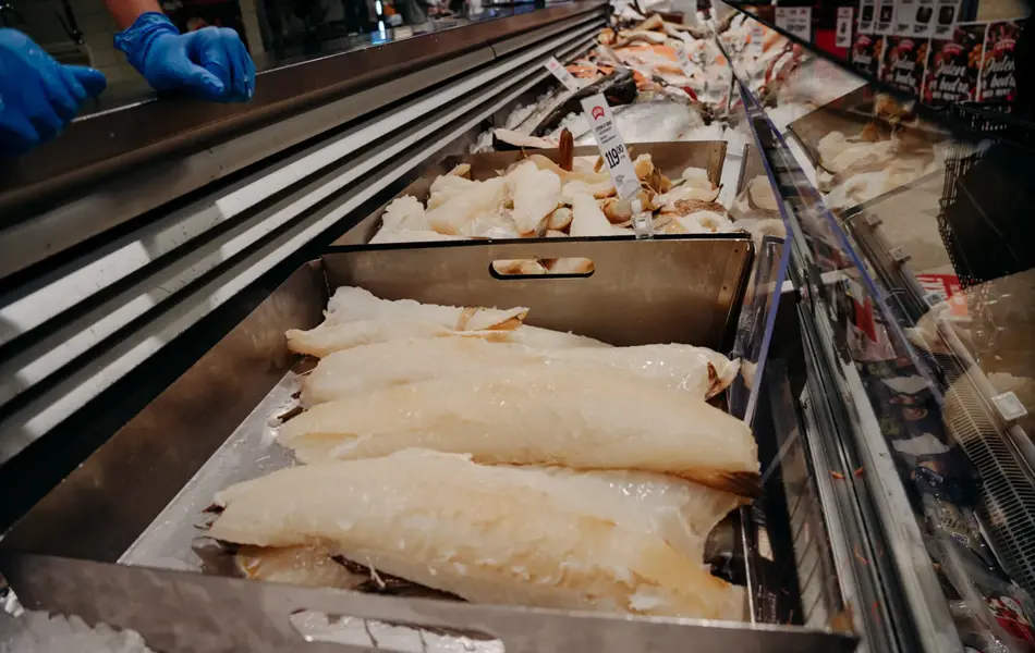 ferskvaredisk med utvalg av fersk fisk