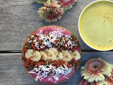 Smoothie bowl og kaffekopp