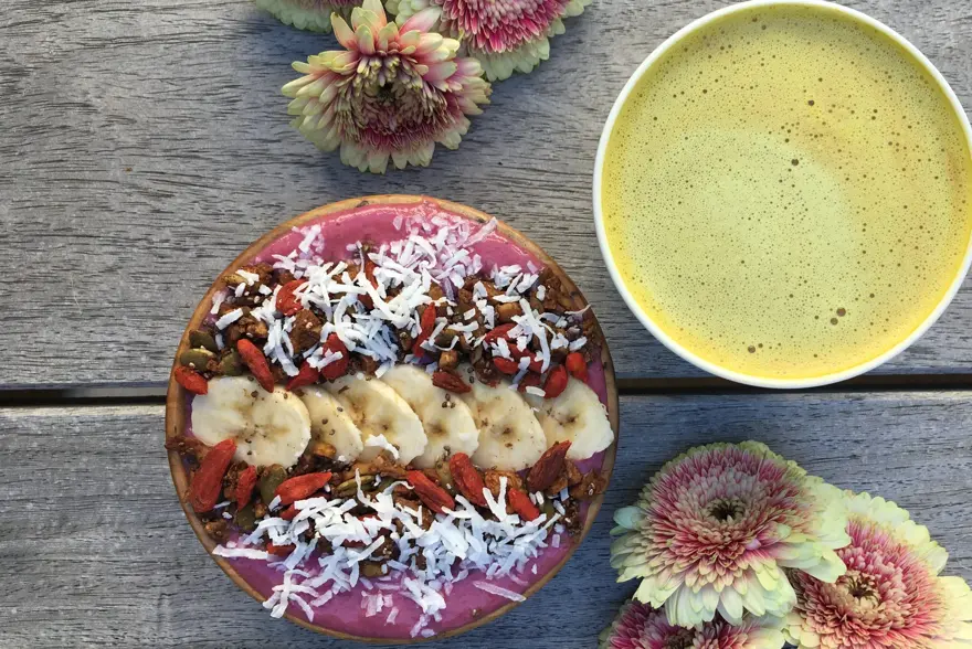 Smoothie bowl og kaffekopp