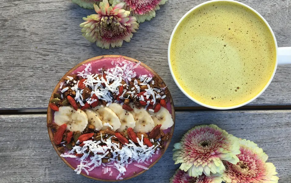 Smoothie bowl og kaffekopp