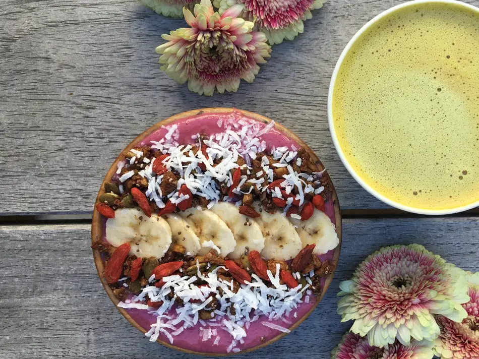 Smoothie bowl og kaffekopp