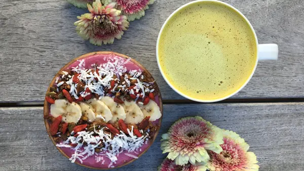 Smoothie bowl og kaffekopp