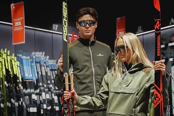 Dame og mann som holder i ski