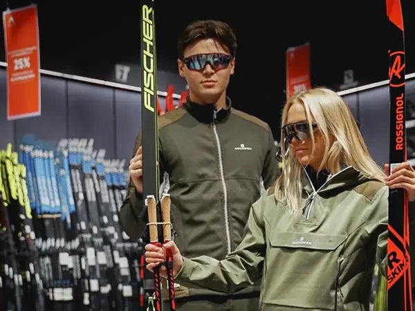 Dame og mann som holder i ski