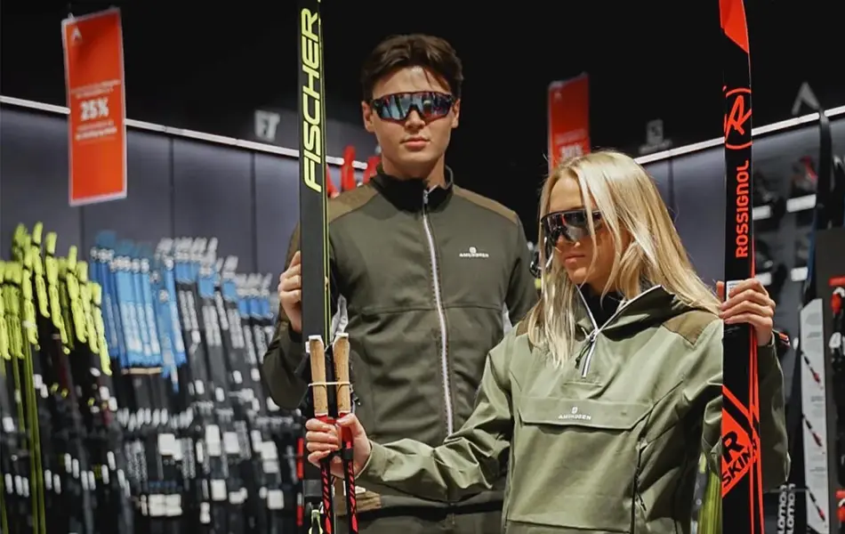 Dame og mann som holder i ski