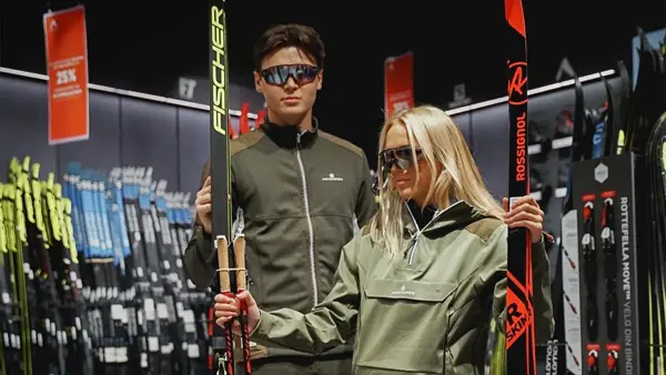 Dame og mann som holder i ski