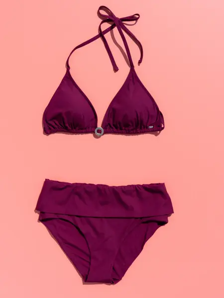 Burgunder bikini på rosa bakgrunn