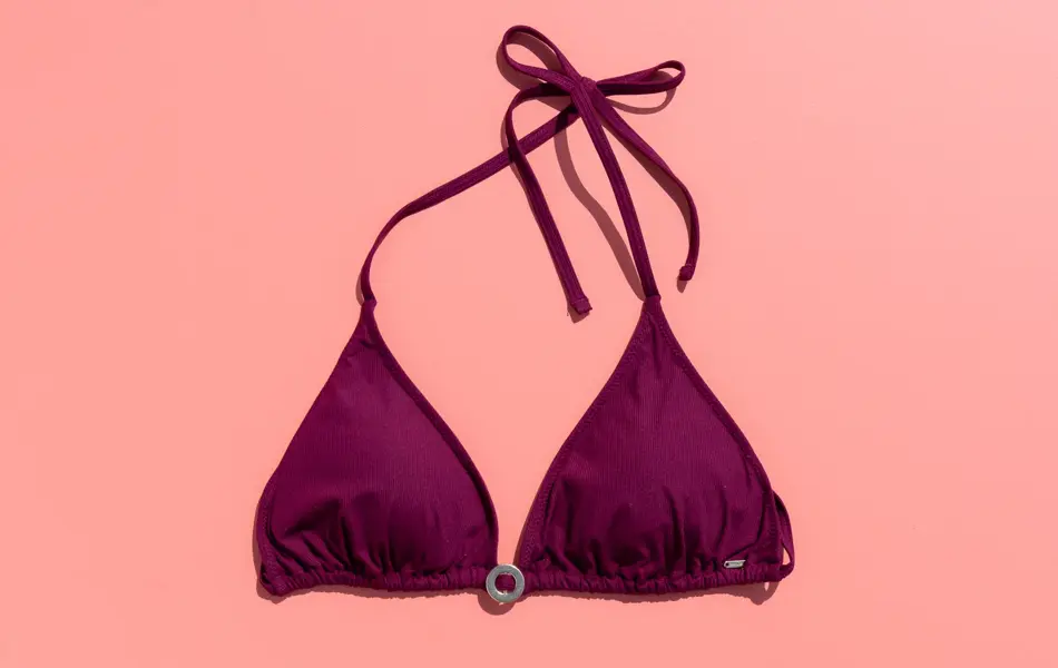 Burgunder bikini på rosa bakgrunn