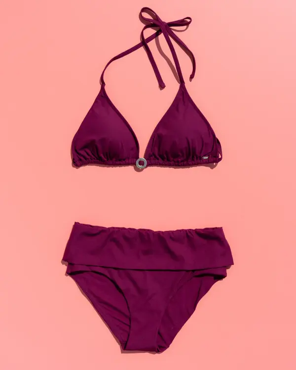 Burgunder bikini på rosa bakgrunn