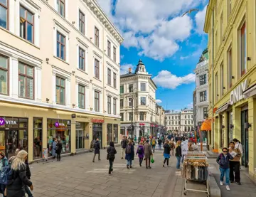 Gågaten Karl Johans gate i Oslo 