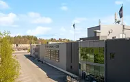 Thon Senter Drøbak fasade, bak på bygget med logo på vegg.