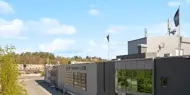 Thon Senter Drøbak fasade, bak på bygget med logo på vegg.