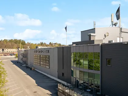 Thon Senter Drøbak fasade, bak på bygget med logo på vegg.