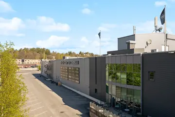Thon Senter Drøbak fasade, bak på bygget med logo på vegg.
