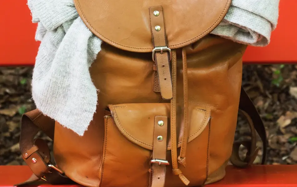 vintage ryggsekk på en benk