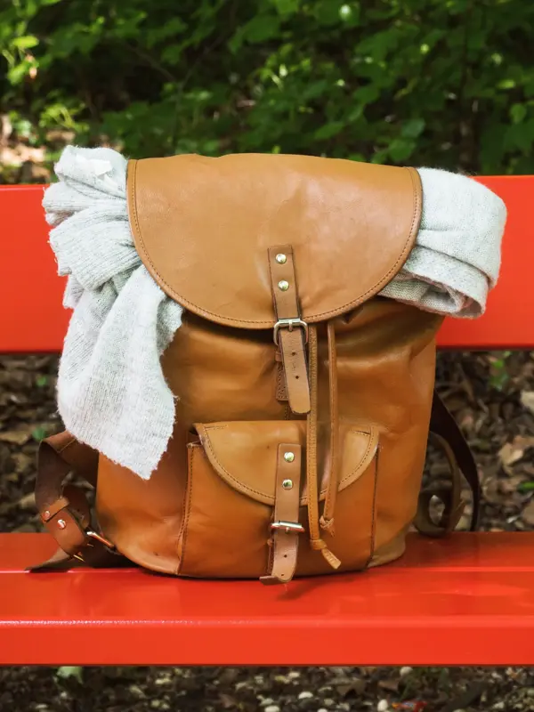 vintage ryggsekk på en benk