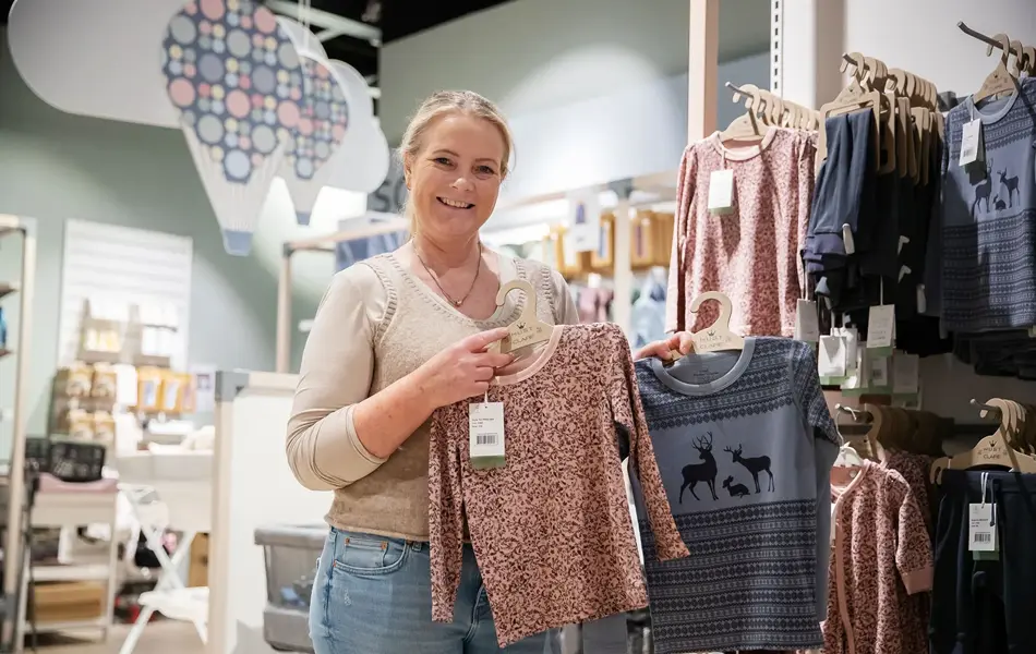 Ansatt i Barnas Hus viser frem ull