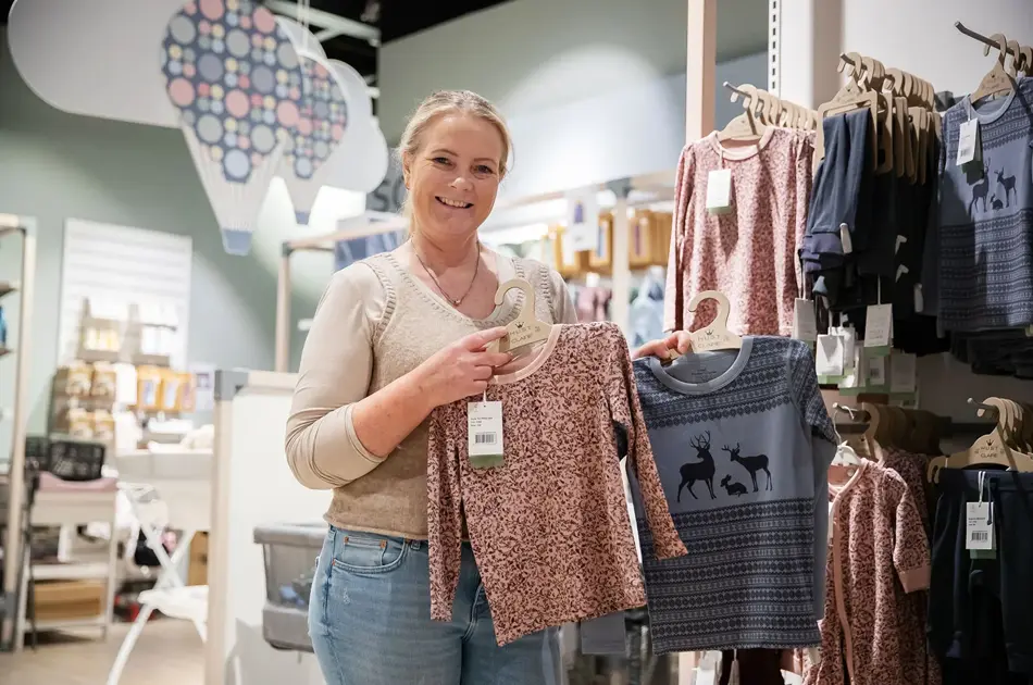 Ansatt i Barnas Hus viser frem ull