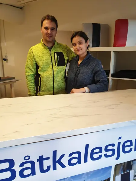 de som jobber bak disken