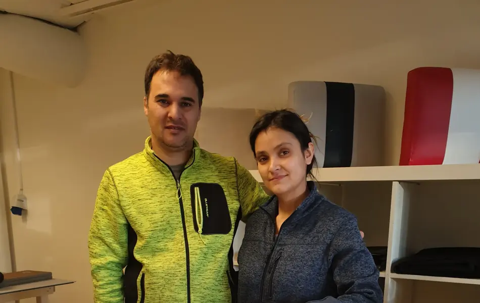 de som jobber bak disken