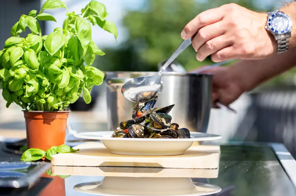 Tallerken med blåskjell som anrettes