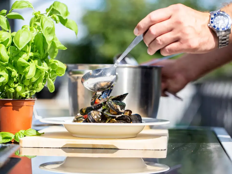 Tallerken med blåskjell som anrettes