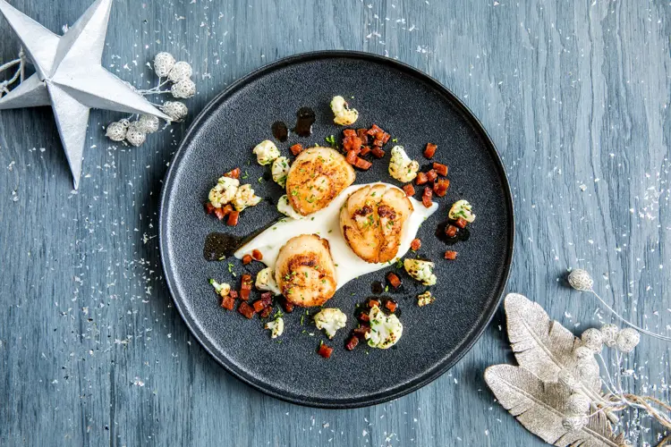 Ferske kamskjell til forrett