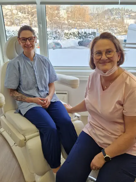 to damer i et behandlingsrom