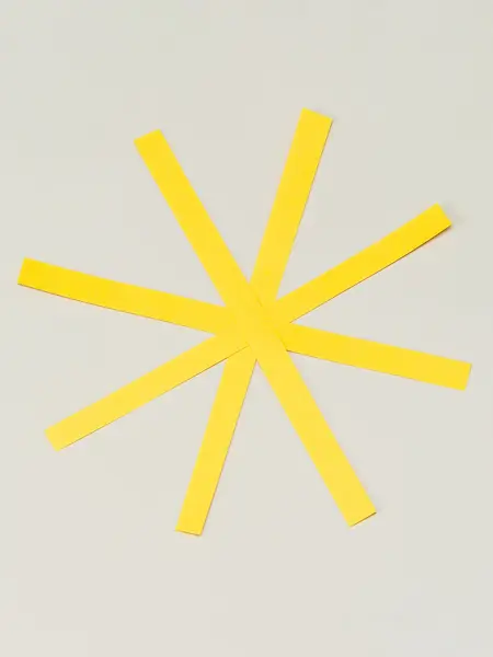 Gule striper lagt sammen til en stjerne