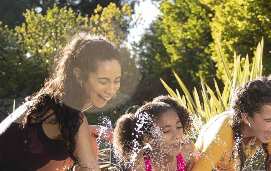 Barn og voksne som leker med vann