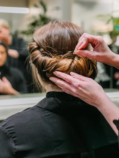 Dame med hår stylet og spenner i håret