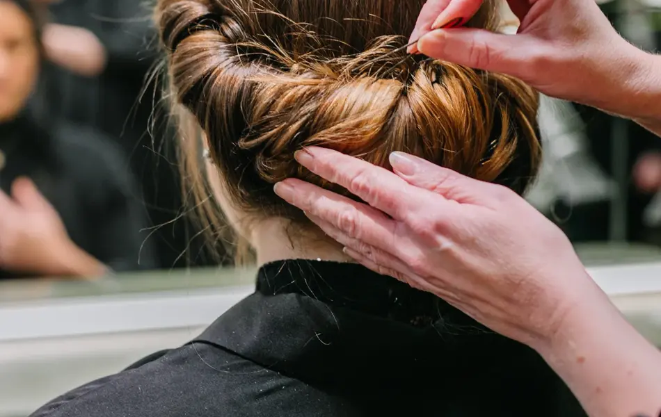 Dame med hår stylet og spenner i håret