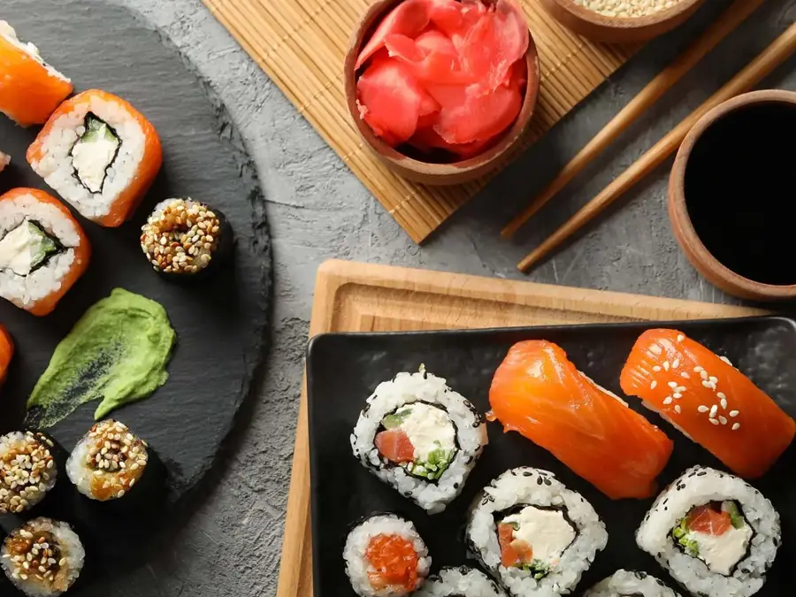 Sushi maki og nigiri med soyasaus