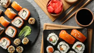 Sushi maki og nigiri med soyasaus