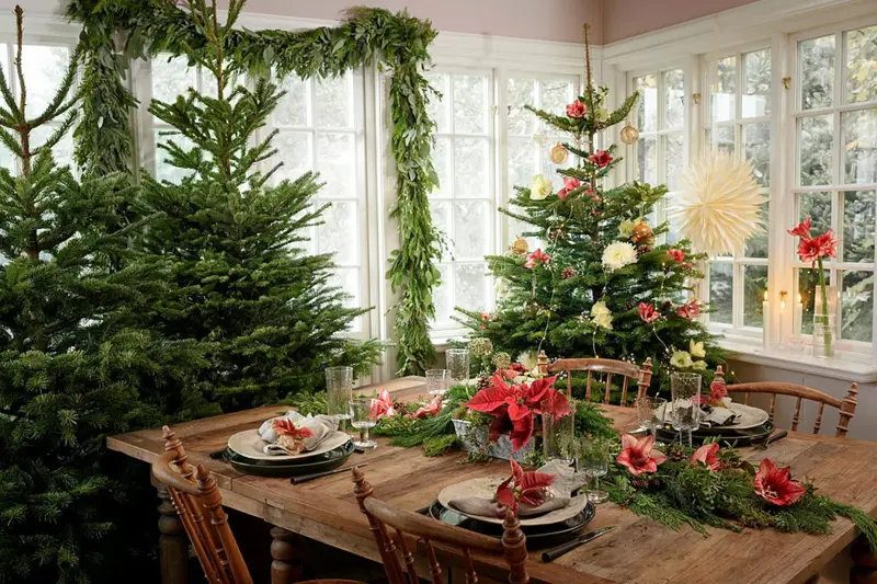 Dekket og pyntet spisebord til jul