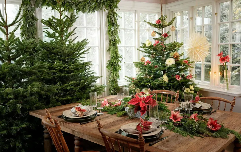 Dekket og pyntet spisebord til jul