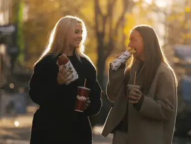 2 jenter med Big Bite baguette og drikke 