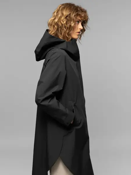 Dame i lang regnjakke