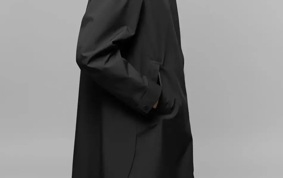 Dame i lang regnjakke