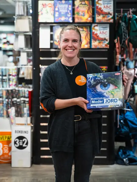 Dame som holder et brettspill