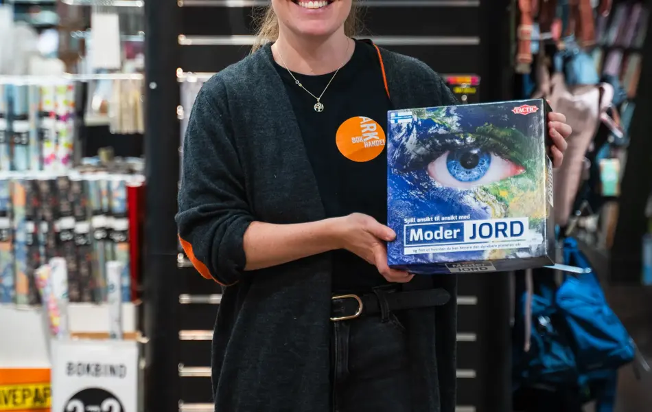 Dame som holder et brettspill