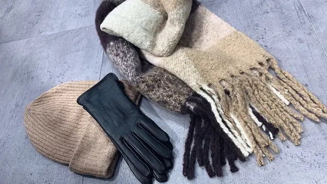 lue, skjerf og hansker på gulvet